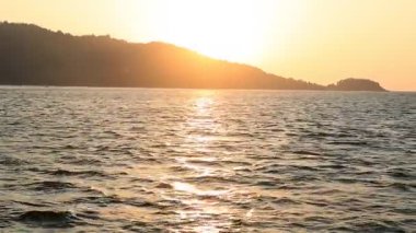 Kaliforniya kıyılarındaki kayalık okyanus dalgaları kıyı şeridinde kayalara çarpıyor.