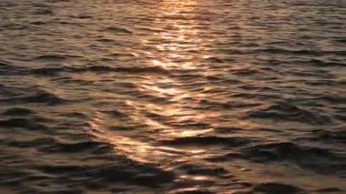 Kaliforniya kıyılarındaki kayalık okyanus dalgaları kıyı şeridinde kayalara çarpıyor.