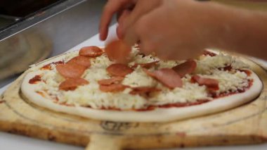 Kaliforniya kıyılarındaki kayalık okyanus dalgaları kıyı şeridinde kayalara çarpıyor.