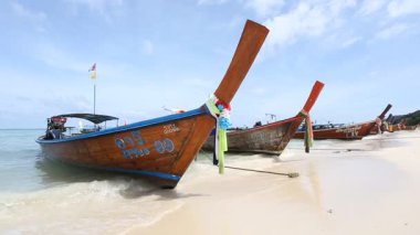 Tayland sahilinde uzun kuyruklu tekneler