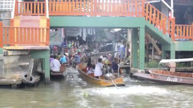 Birçok kano teknesi Bangkok Tayland 'da küçük nehirlerde yüzüyor.