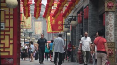 Çin 'de geleneksel caddelerde yürüyen Çinliler