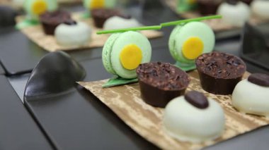 Yeşil kurabiyeler ve brovnilerle dolu bir tatlı tabağının kaydırma resmini kapat.