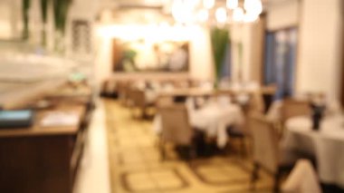 Lüks bir restoranın kamera arkası görüntüsü.