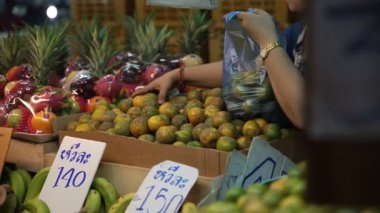 Meyve pazarı portakalları satıyor