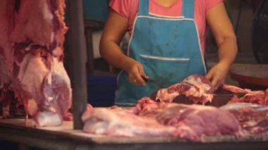 Açık pazarda çiğ et var.