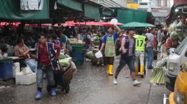 Güneydoğu Asya pazarı, kalabalık sebze yemekleri.