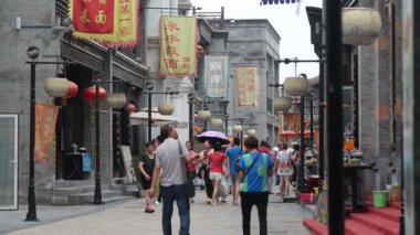 İnsanlar eski Çin caddesinde yürüyor.
