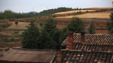 Çatıdaki baca Çin 'in kırsal kesimlerine tuğla örüyor.