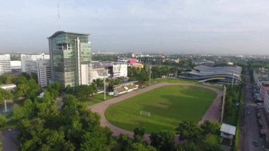Tayland 'da bir üniversitenin futbol sahası fotoğrafı.