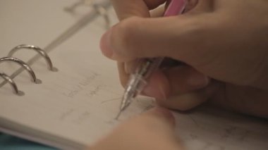 Konferansta el ve kalemin yakın çekimini not alıyorum.