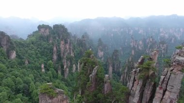 Çin 'deki muhteşem kayalık orman Zhangjiajie Avatar Dağları' nın hava görüntüsü.