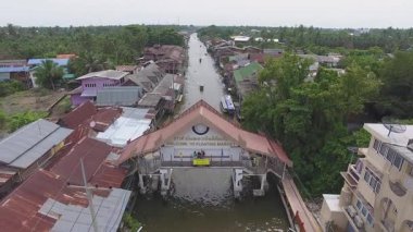 Nehirde yüzen havacılık pazarı, Tayland kanalı tekneleri geziniyor.