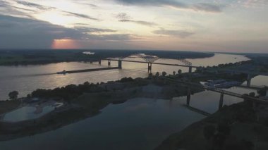 Aerial River Köprüsü Günbatımı Tennessee