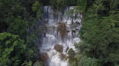 Ağaçların arasında havadan şelale
