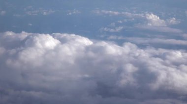 Gökyüzündeki bulutlardan oluşan bir uçaktan çekildi.