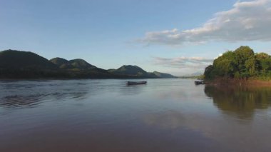 Güzel Laos nehrinde tahta bir tekne.