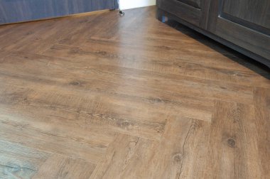 Oda kaplamalı döşeme ile dekore edilecek. Döşemeleri lamine kaplı oturma odasının içi..