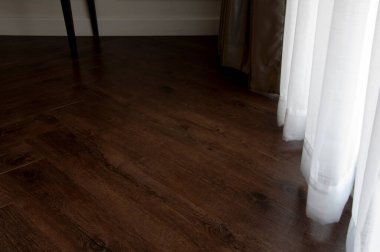 Oda kaplamalı döşeme ile dekore edilecek. Döşemeleri lamine kaplı oturma odasının içi..