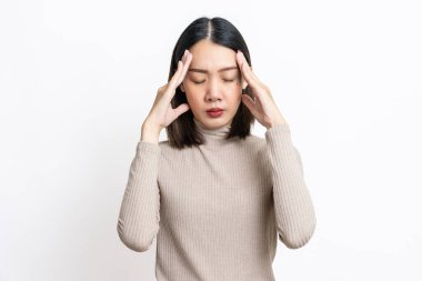 Güzel, genç Asyalı hasta bir kadının portresi izole edilmiş beyaz bir arka plan üzerinde çaresiz ve stresli baş ağrısından muzdarip çünkü acı ve migren. Soğuk ve ateş kavramı.