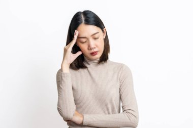 Güzel, genç Asyalı hasta bir kadının portresi izole edilmiş beyaz bir arka plan üzerinde çaresiz ve stresli baş ağrısından muzdarip çünkü acı ve migren. Soğuk ve ateş kavramı.