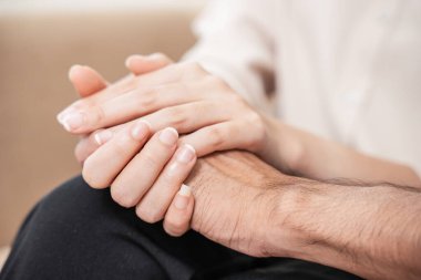 Depresyon çifti yakın çekim, hasta danışmanlığı psikologla akıl sağlığı, klinikte birlikte psikiyatrist, karı-kocanın elini tutarak cesaret veren koca, terapi sağlık hizmetleri..