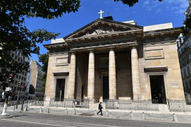 Paris, Fransa-07 Ağustos 2025: Paris, Fransa 'daki Saint-Philippe-du-Roule kilisesinin önünden geçen insanlar.