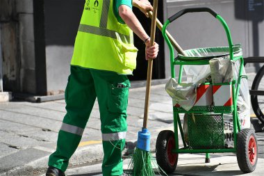Paris, Fransa-13 Haziran 2025: Paris, Fransa 'da bir sokakta belediye sokak temizleyicisi.