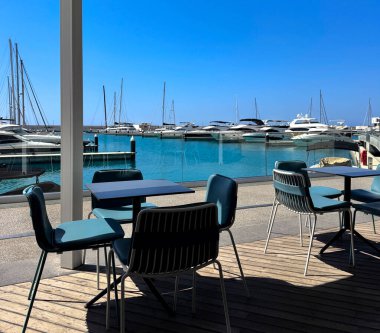 Sandalyeli deniz ve terasın güzel manzarası