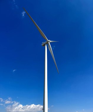 Gökyüzünde rüzgar türbini