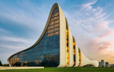 Heydar Aliyev Merkezi. Burası bir kültür merkezi. Ünlü mimar Zaha Hadid 'in muhteşem bir mimari projesi. Bakü, Azerbaycan.