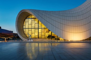 Bakü, Azerbaycan. Heydar Aliyev Merkezi. Burası bir kültür merkezi. Ünlü mimar Zaha Hadid 'in muhteşem bir mimari projesi..
