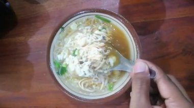 Soto bükme, Endonezya 'da bulunan ve hindistan cevizi sütü içermeyen ve taze bir tadı olan tavuk ya da et suyu çorbası kullanan bir çeşididir..