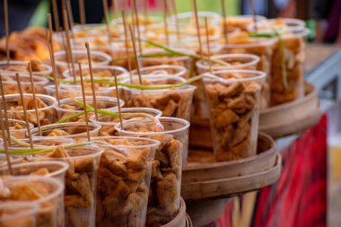 Bazı plastik bardak Tahu Gejrot, Endonezya, Batı Java, Cirebon 'dan tatlı soslu bir Endonezya kızarmış tofudur..