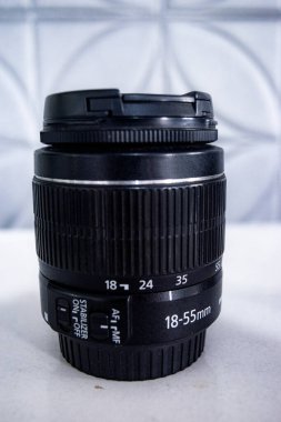 18-55 mm odak uzaklığı olan standart yakınlaştırma merceği, ayrıca kit lensi olarak da bilinir..