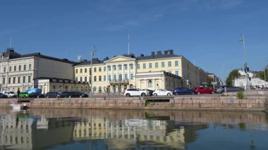 Helsinki 'deki (Finlandiya) Başkanlık Sarayı trafiğin olduğu bir mesafeden. Cumhurbaşkanlığı Sarayı (Presidenttilinna) Finlandiya cumhurbaşkanının resmi konutlarından biridir. Pohjoisesplanadi caddesi binanın önünden geçiyor..