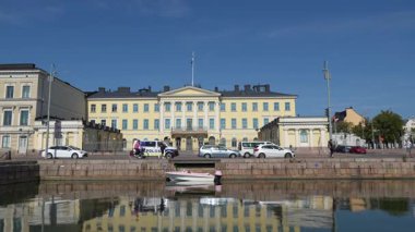 Helsinki 'deki (Finlandiya) Başkanlık Sarayı trafiğin olduğu bir mesafeden. Cumhurbaşkanlığı Sarayı (Presidenttilinna) Finlandiya cumhurbaşkanının resmi konutlarından biridir. Pohjoisesplanadi caddesi binanın önünden geçiyor..