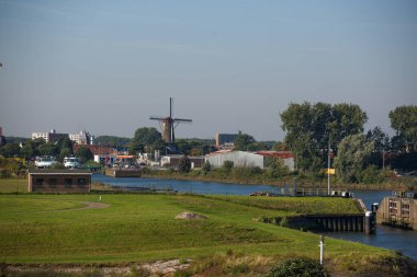 Eski tekne kilidi manzaralı Hollanda manzarası, arka planda yolcu gemileri ve modern yapılar