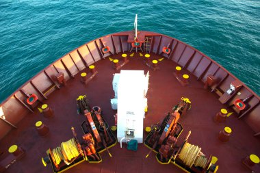 Demir atmış vinçler, kalın yelekler ve demirleme tıkanıklıklarıyla ön demirleme istasyonunun görüntüsü