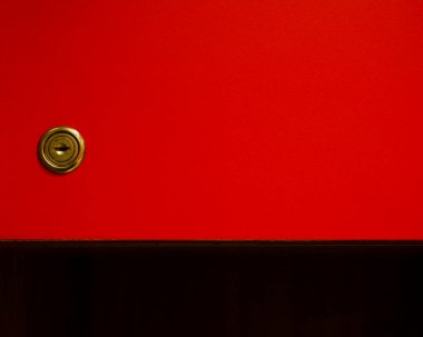 Anahtar delikli kırmızı kapı, kopyalama alanı olan minimalist arkaplan