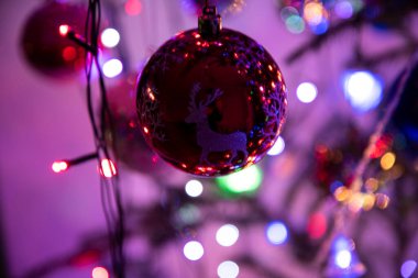 Noel ağacında Noel süsleri. Noel ağacı süslemeleri. Noel baloları.