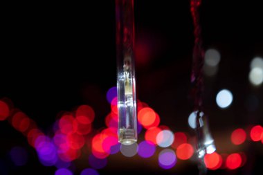 Noel ışıkları, sokaklardaki Noel süslemeleri. Yılbaşı aydınlatmalarıyla dolu arka plan..