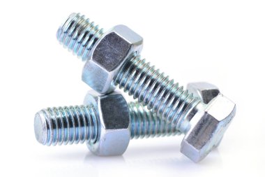 Beyaz arkaplanda çelik cıvatalar