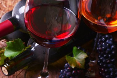 Arka planda üzüm şarabı