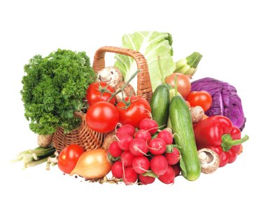 İzole edilmiş beyaz arka planda taze sebzeler.