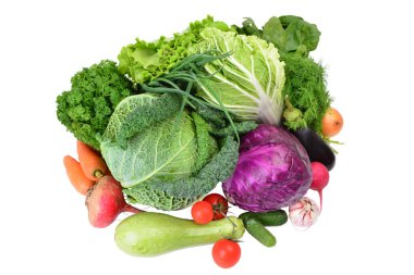 İzole edilmiş beyaz arka planda taze sebzeler.