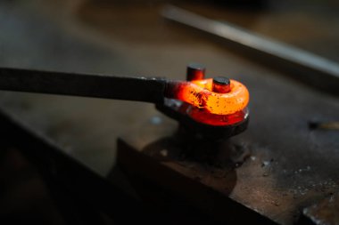 Çekiç dövmek için kızgın metalin yakın fotoğrafını çek. Fırın Sıcak Metal Tehdit Altındaki Metal Döngü Boşluğu. Yüksek kalite fotoğraf