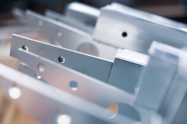 Metal profil temiz, paslanmamış. Endüstriyel bir seranın prefabrik yapısının fastencileri. Sürgülü delikleri olan flanşlar monte et. Yüksek kalite fotoğraf