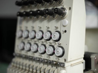 Endüstriyel Dikiş Makinesi İplik Makaraları Kapalı Fotoğraf. Yüksek kalite fotoğraf