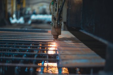 Laser CNC Kafa Kesme Makinesinin altında eritilmiş metal resimleri için Büyük Tablo. Yüksek kalite fotoğraf